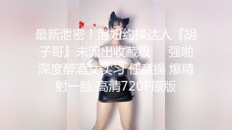 合租房洞中偷拍对门的美女洗澡哦操,人美身材也非常好